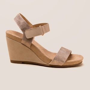 🍉 5 for $25 Sale! 🍉 
Chinese Laundry Cream Wedge